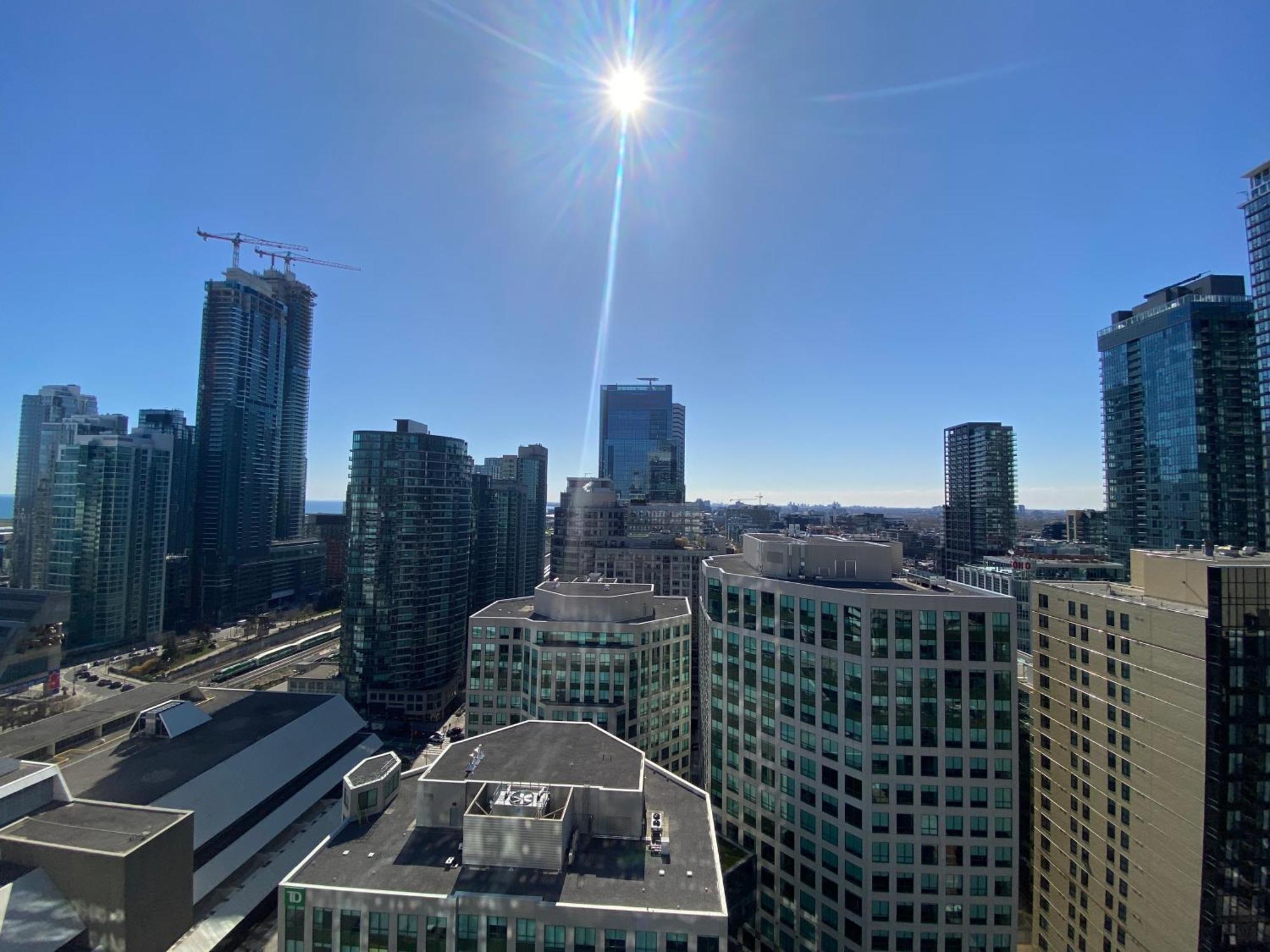 Central Toronto Suite - Free Parking, City Views, Near Cn Tower מראה חיצוני תמונה
