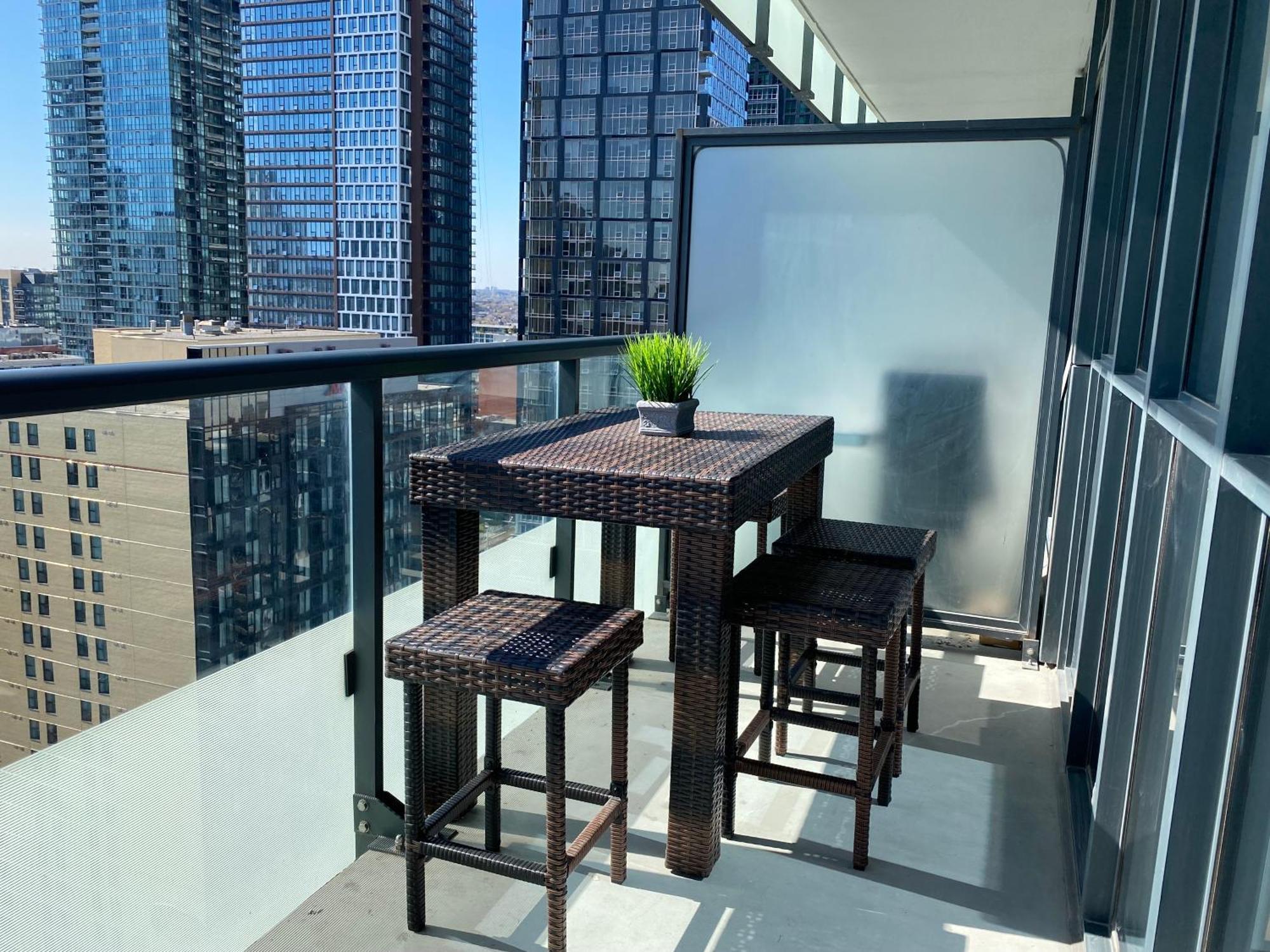 Central Toronto Suite - Free Parking, City Views, Near Cn Tower מראה חיצוני תמונה