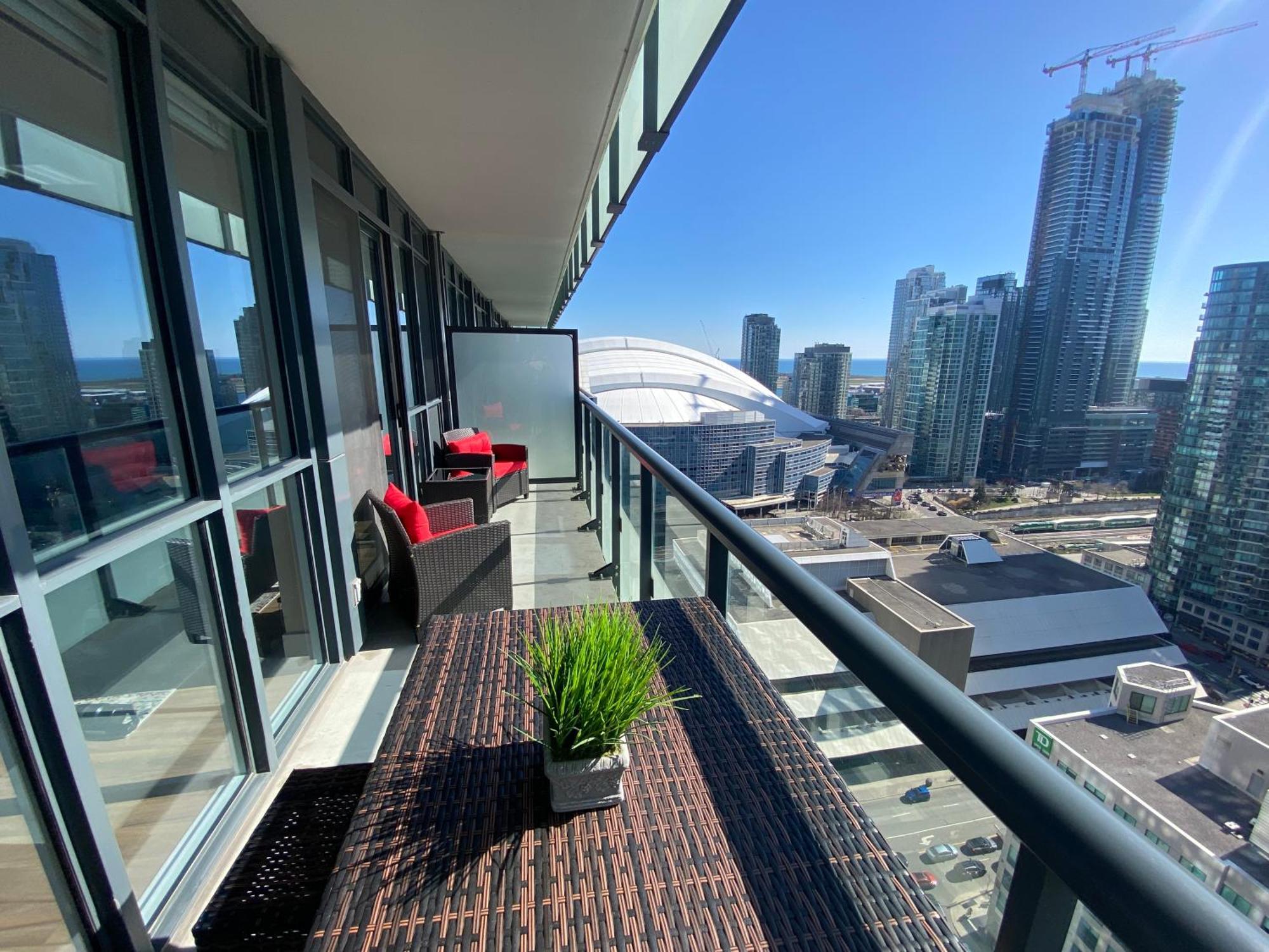 Central Toronto Suite - Free Parking, City Views, Near Cn Tower מראה חיצוני תמונה