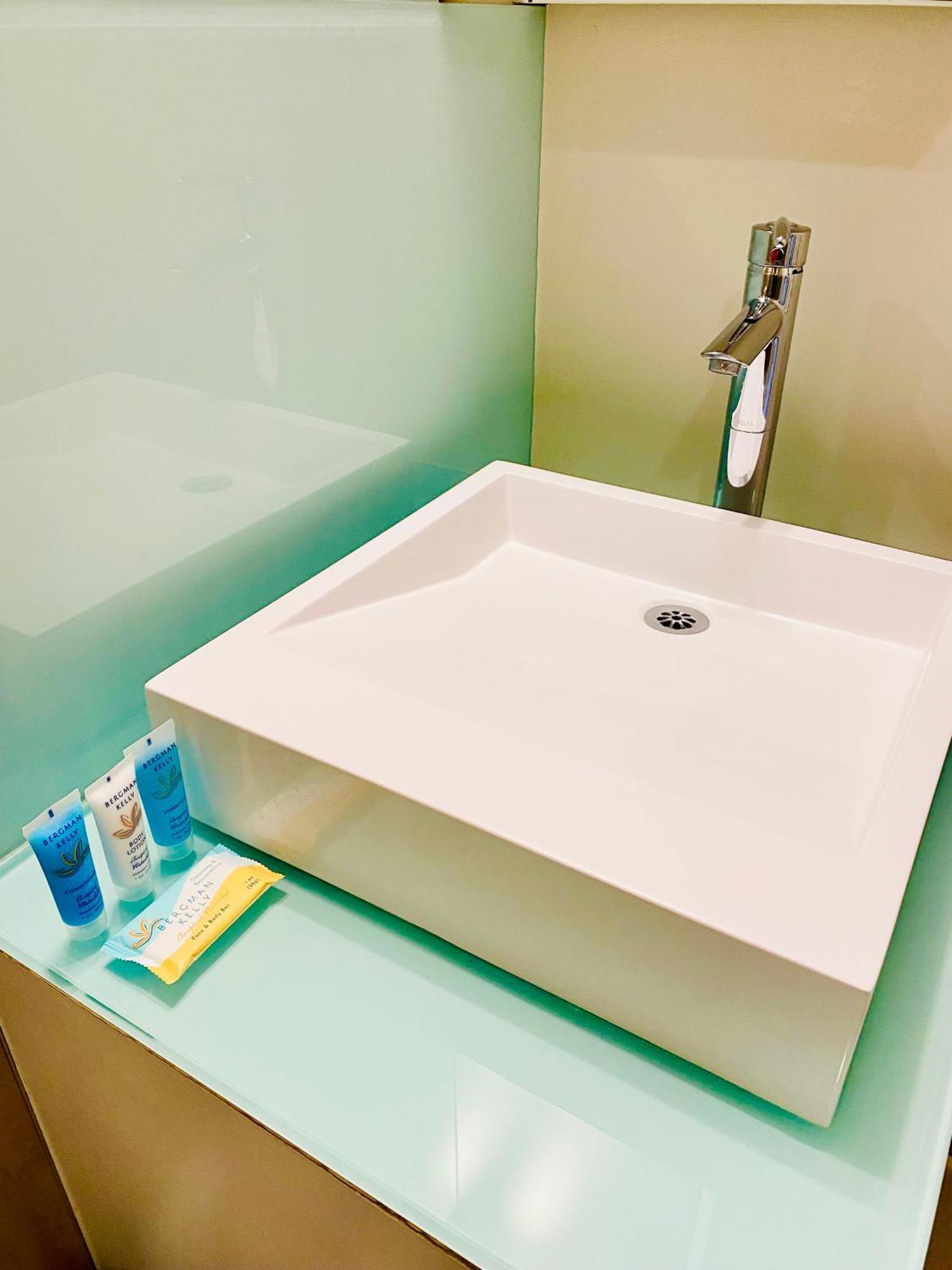 Central Toronto Suite - Free Parking, City Views, Near Cn Tower מראה חיצוני תמונה