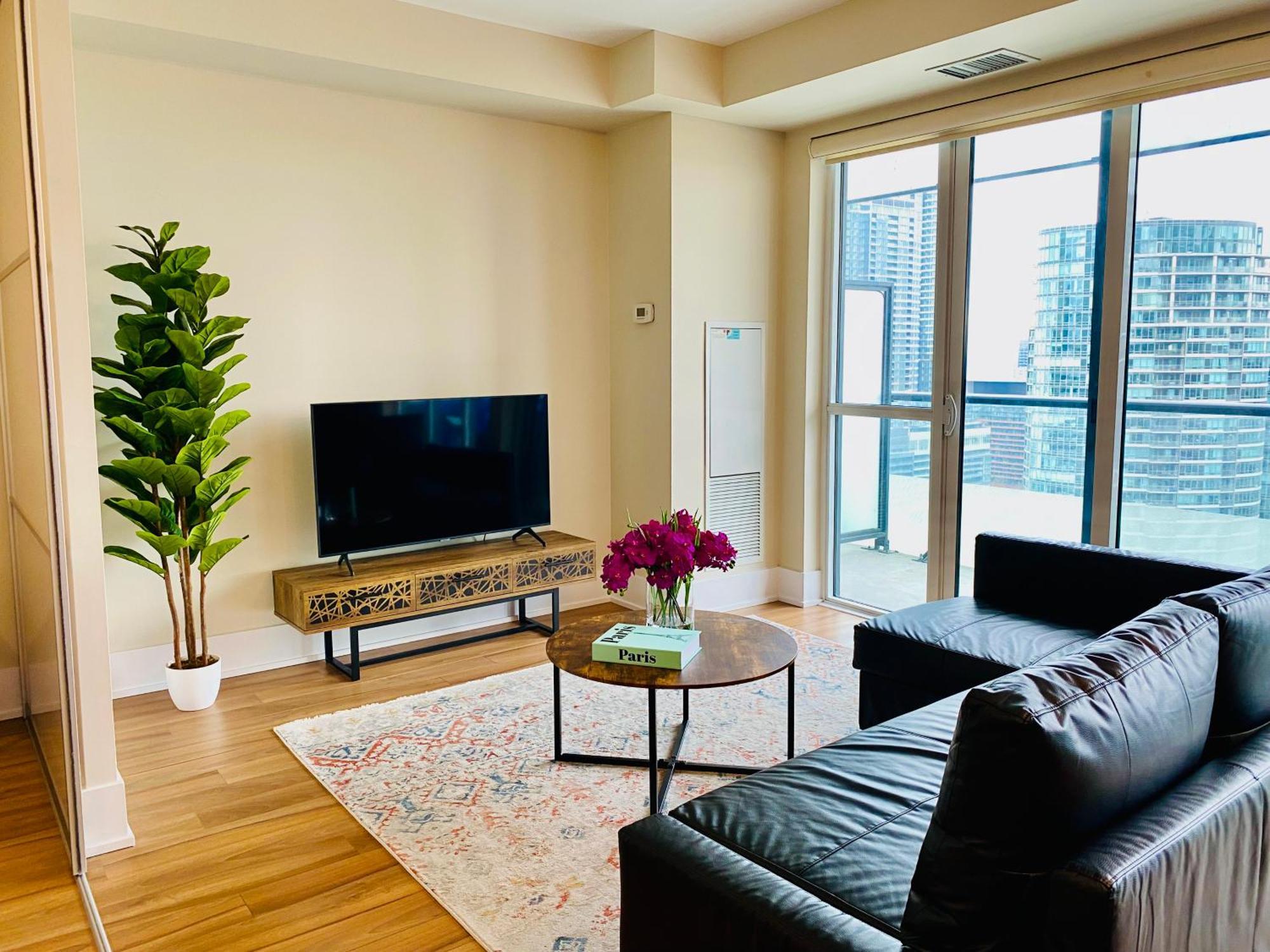 Central Toronto Suite - Free Parking, City Views, Near Cn Tower מראה חיצוני תמונה